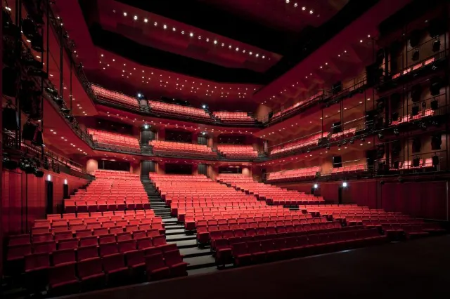 華やかな光沢を放つ張地の「赤」が印象的な劇場「神奈川芸術劇場」を横浜観光スポットとしてご紹介します。