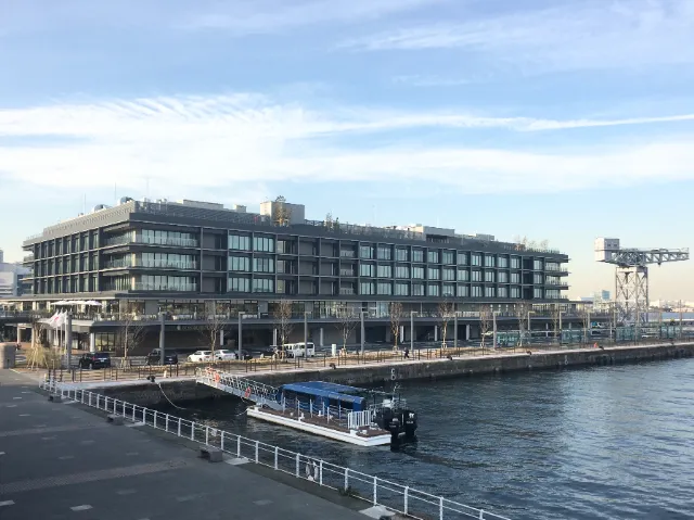 コ―ワンス・シェルドン社製の大型クレーンは50ｔの重量物を運べる金づち形状「横浜ハンマーヘッド」を横浜観光スポットとしてご紹介します。