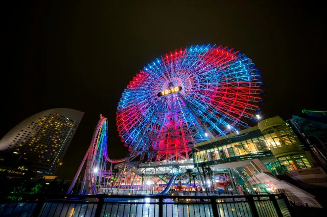 横浜のシンボル的存在ともいえる大型観覧車が目印の遊園地「よこはまコスモワールド」を横浜観光スポットとしてご紹介します。