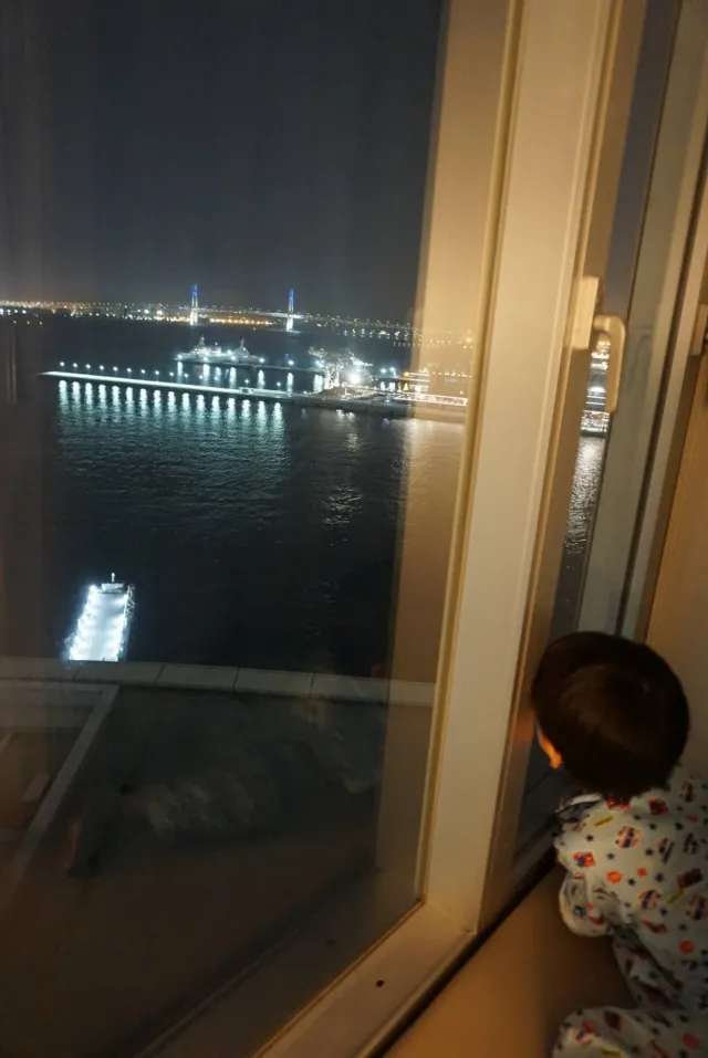 窓からは横浜ベイブリッジに、大さん橋に停泊中の飛鳥Ⅱも臨むことができるお部屋でした。