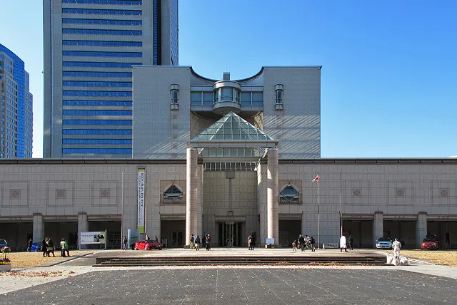 横浜市政100周年・横浜港開港130周年を記念して開催された「横浜博覧会」のパビリオンのひとつとして誕生した「横浜美術館」を横浜観光スポットとしてご紹介します。