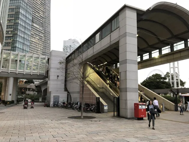 横浜ランドマークタワーにある「動く歩道」を横浜観光スポットとしてご紹介します。